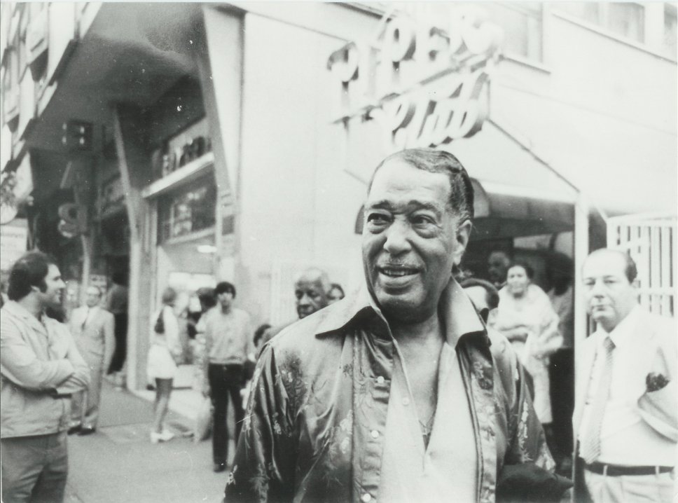 Duke Ellington di fronte l'entrata del Piper Club