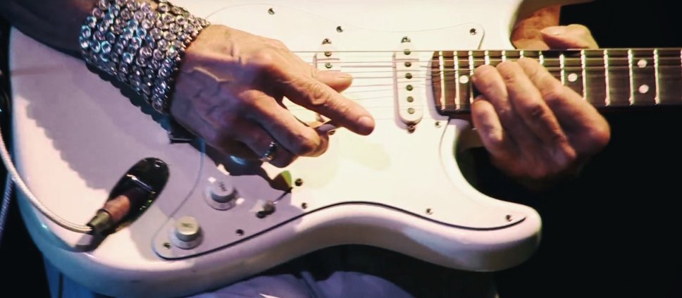 La posizione delle mani tipica di Jeff Beck