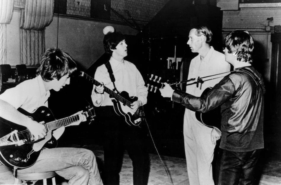 I Beatles in studio, sulla sinistra la Gretsch di George Harrison