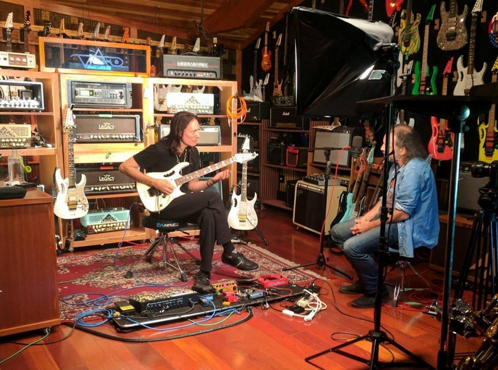 Steve Vai in studio, in alto a destra si nota la Mezzabarba Z35 Head