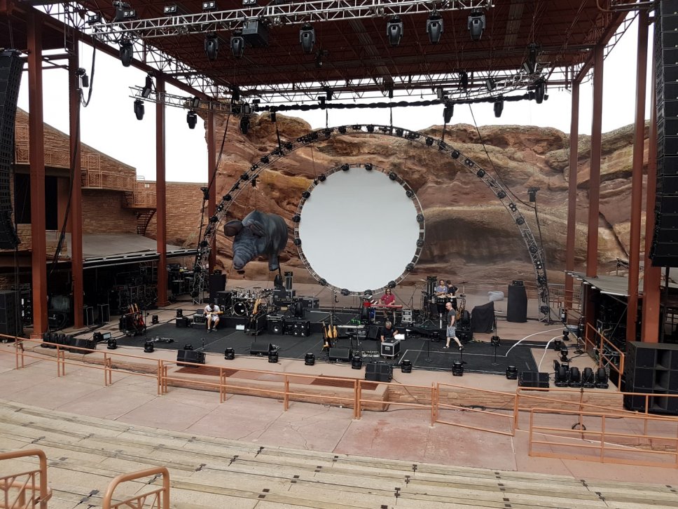 La struttura della scenografia dei Brit Floyd nell'affascinante Red Rocks