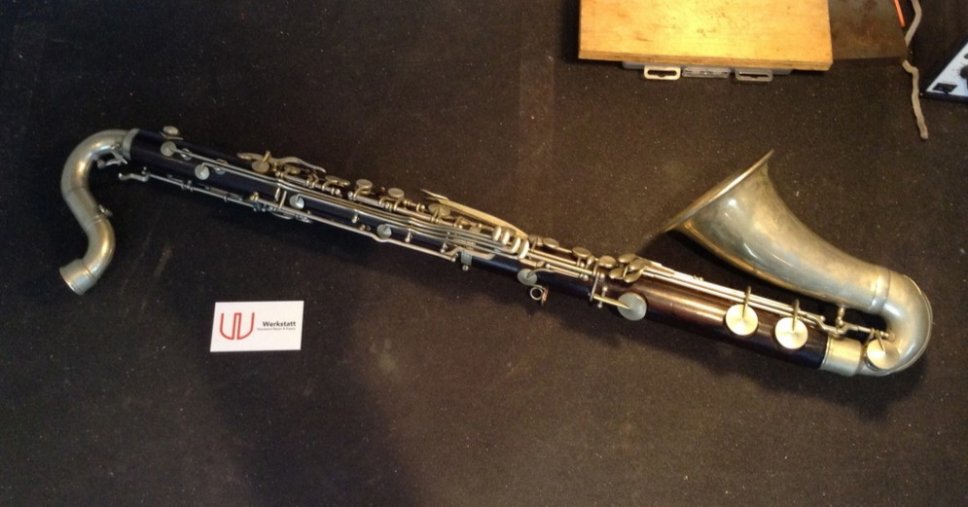 Un vecchio clarinetto basso prodotto da Selmer, è evidente la somiglianza con il sassofono