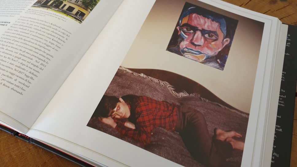 David Bowie dorme nel suo appartamento a Berlino, vegliato dal suo ritratto dello scrittore Yukio Mishima
