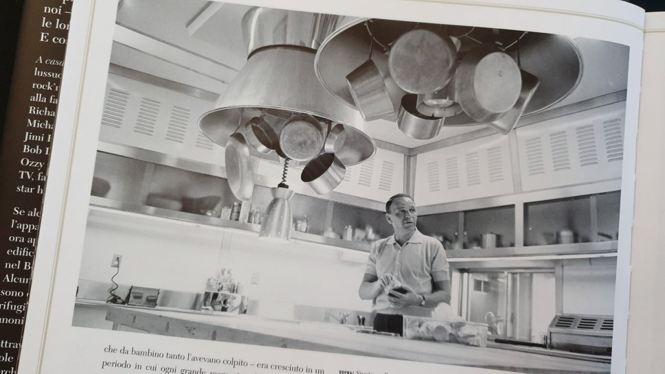 Sinatra in una delle sue stanze preferite, viste le origini italiane di famiglia... la cucina!