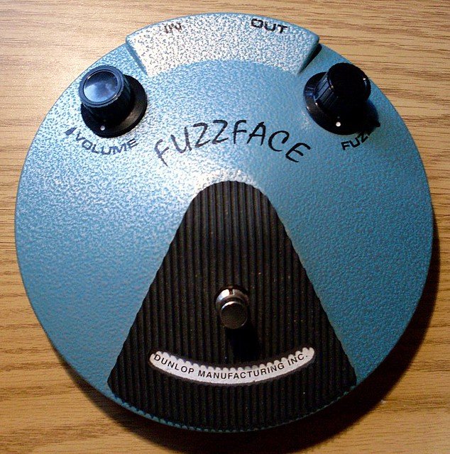 Dunlop Fuzz Face, uno dei fuzz più famosi di sempre, sotto i piedi del grand Jimi Hendrix