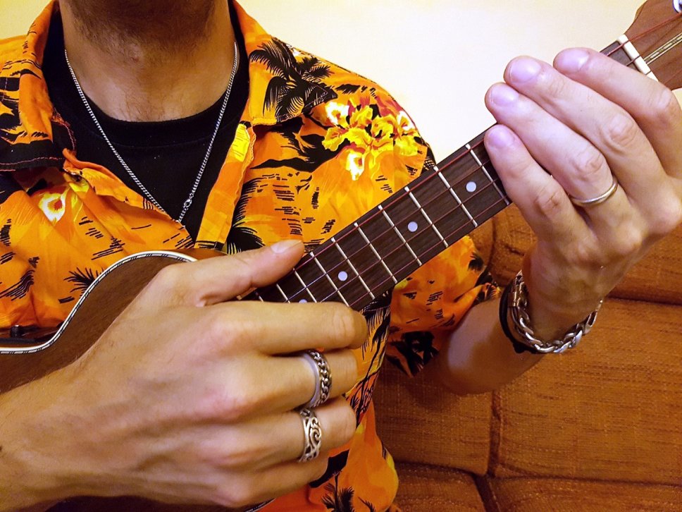 Come si tiene un ukulele