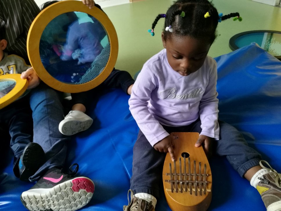 Aiutare i bambini a scoprire gli strumenti musicali