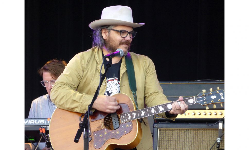 Jeff Tweedy rivisita la musica dei Wilco in acustico