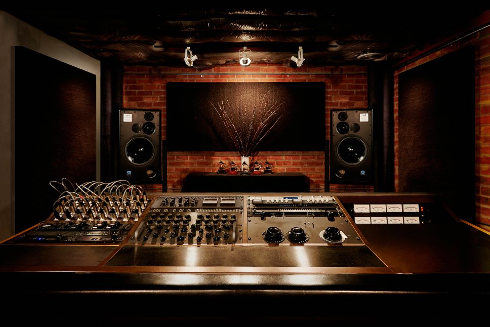 IK Multimedia Lurssen Mastering Console