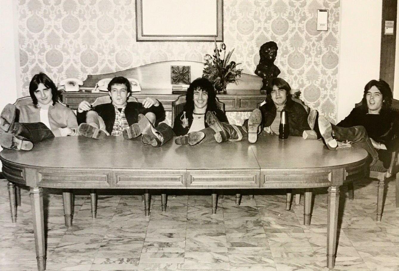 Bon Scott con gli AC/DC nel 1977, foto promozionale Atco Records