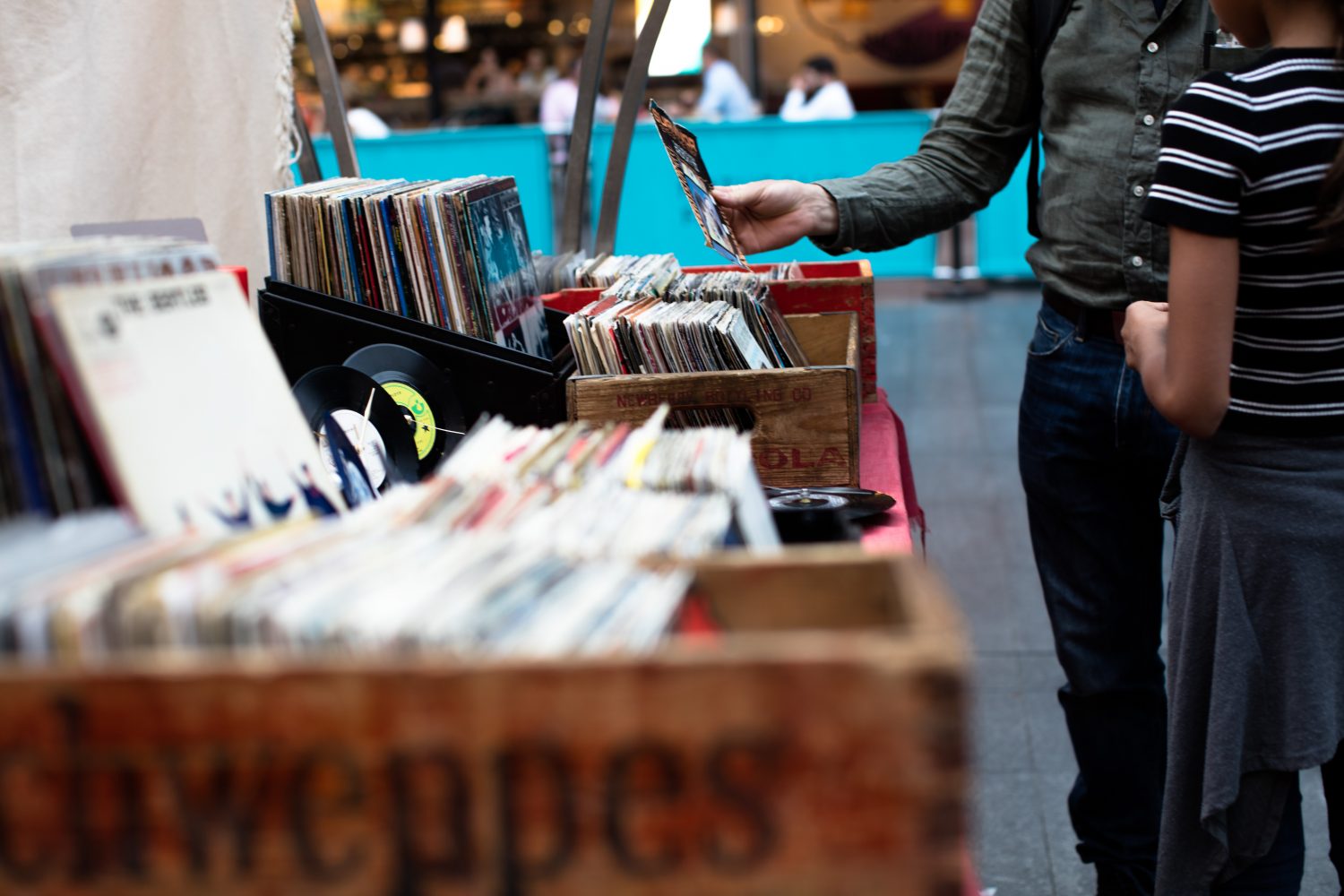 Crate digging tra i dischi in vinile a una fiera del disco