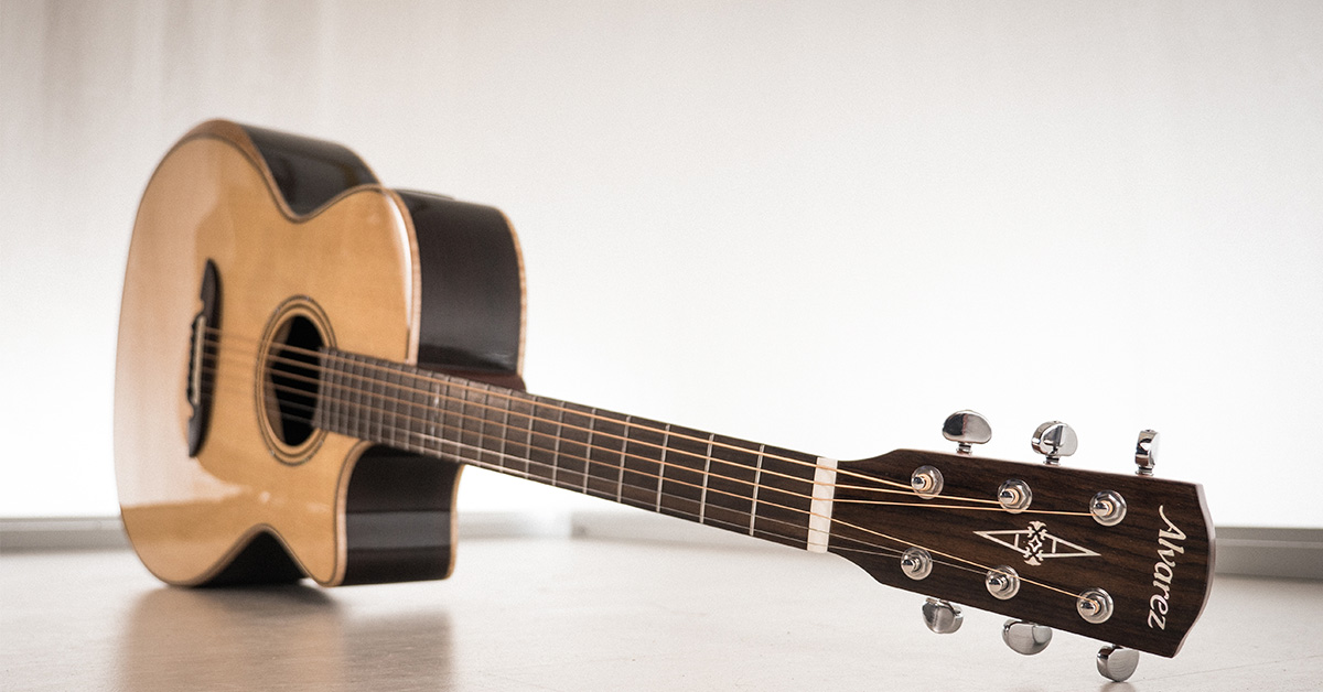 Alberto Lombardi suona la chitarra acustica Alvarez AG70 CEAR nel test Musicoff