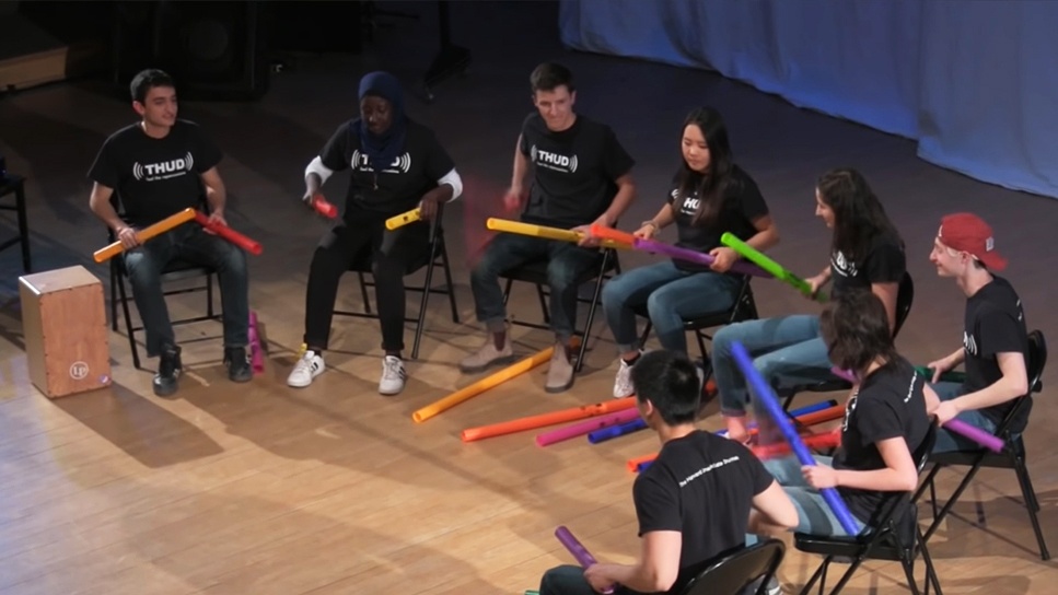 Set di Boomwhackers, tubi di plastica colorati intonati per fare musica d'insieme