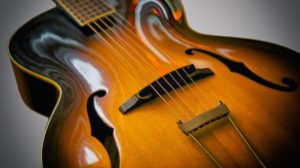 Aperture a effe sulla tavola di una chitarra semiacustica