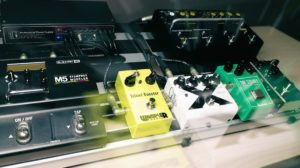 Pedalboard per chitarra: panoramica setup iniziale con cavi e alimentatori