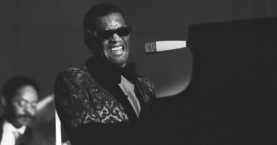 Ray Charles al pianoforte, ritratto del genio del soul e del rhythm and blues