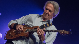 John McLaughlin con la chitarra acustica nella formazione 4th Dimension