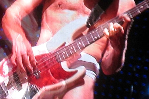 Flea dei Red Hot Chili Peppers dal vivo con il basso
