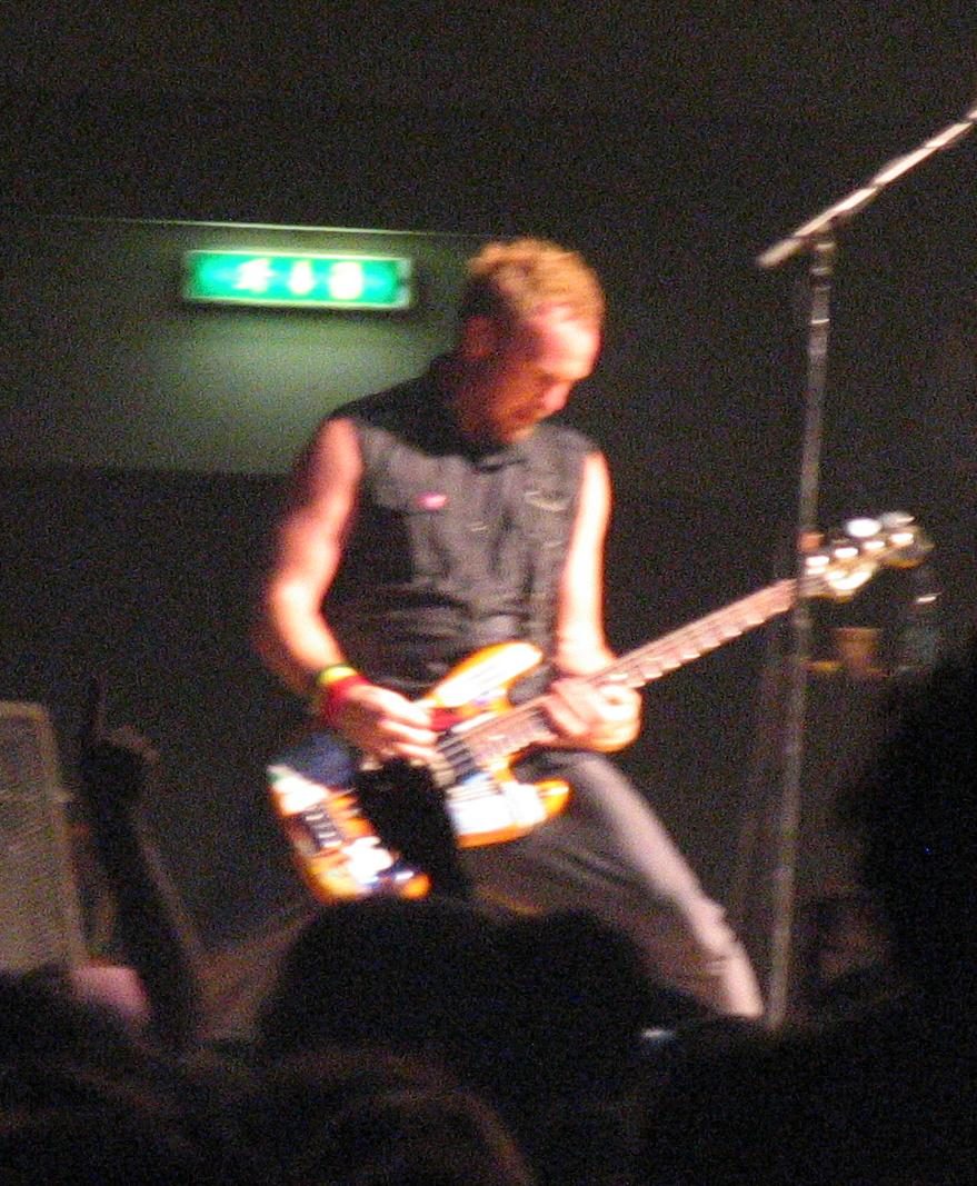 Jeff Ament dei Pearl Jam dal vivo con il basso