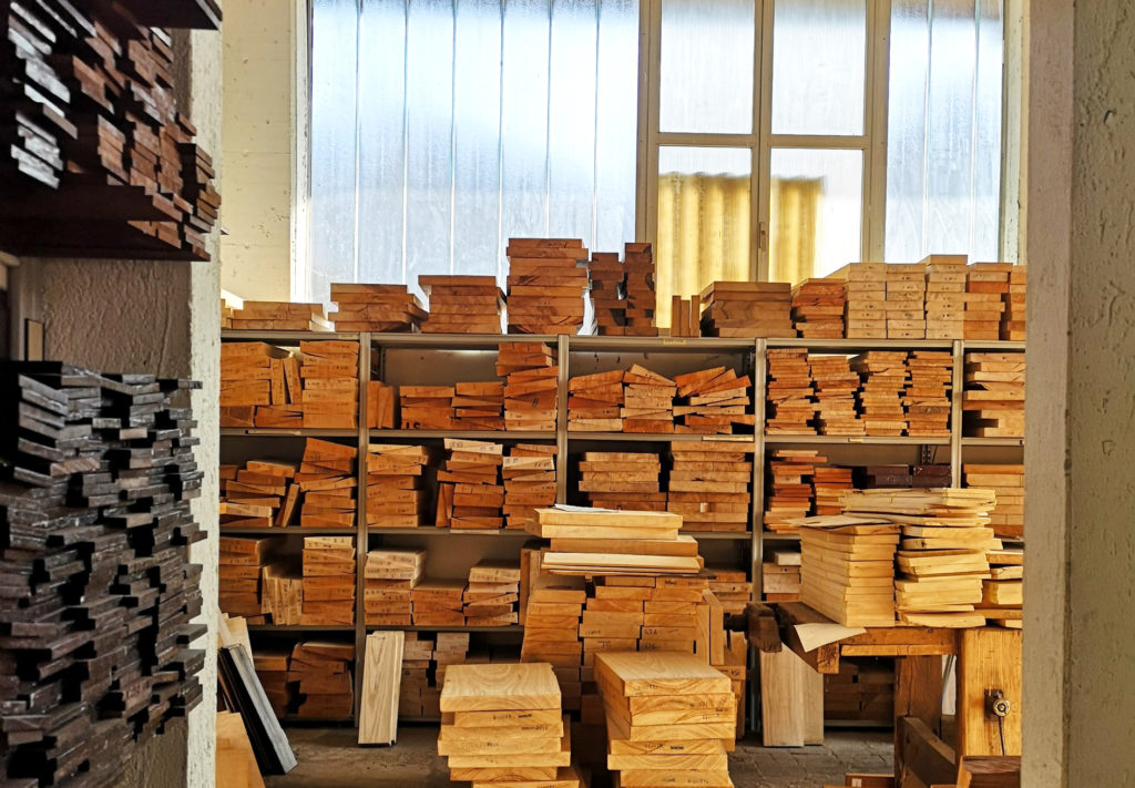 Assortimento di legni per liuteria nei magazzini Rivolta a Desio (Foto Rivolta)