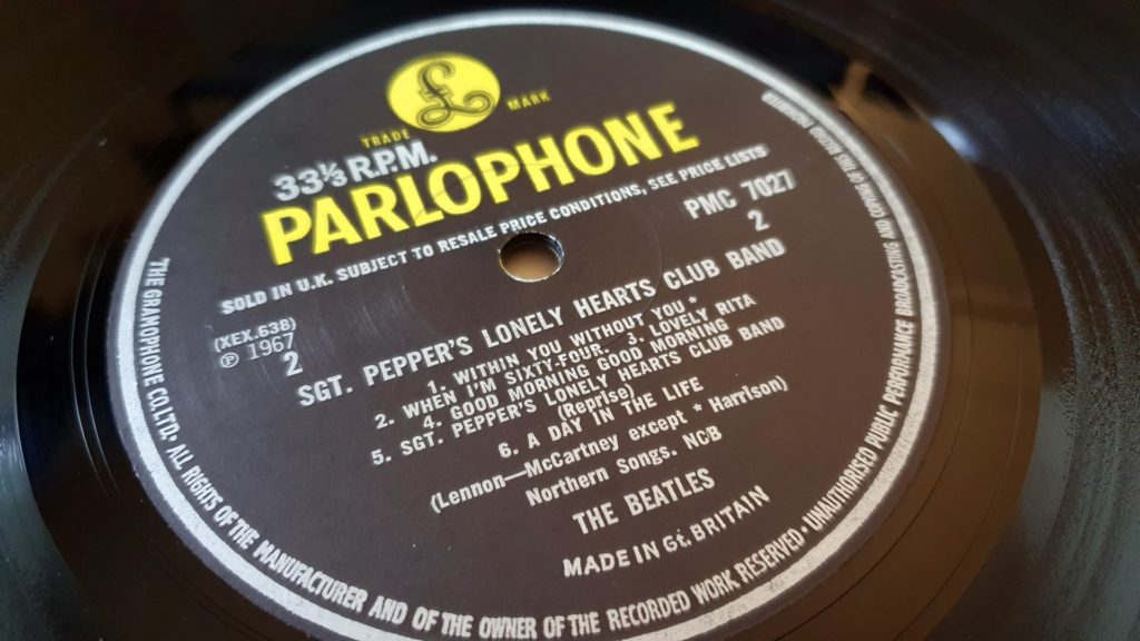 Particolare di Sgt. Pepper dei Beatles, una delle prime edizioni UK in MONO