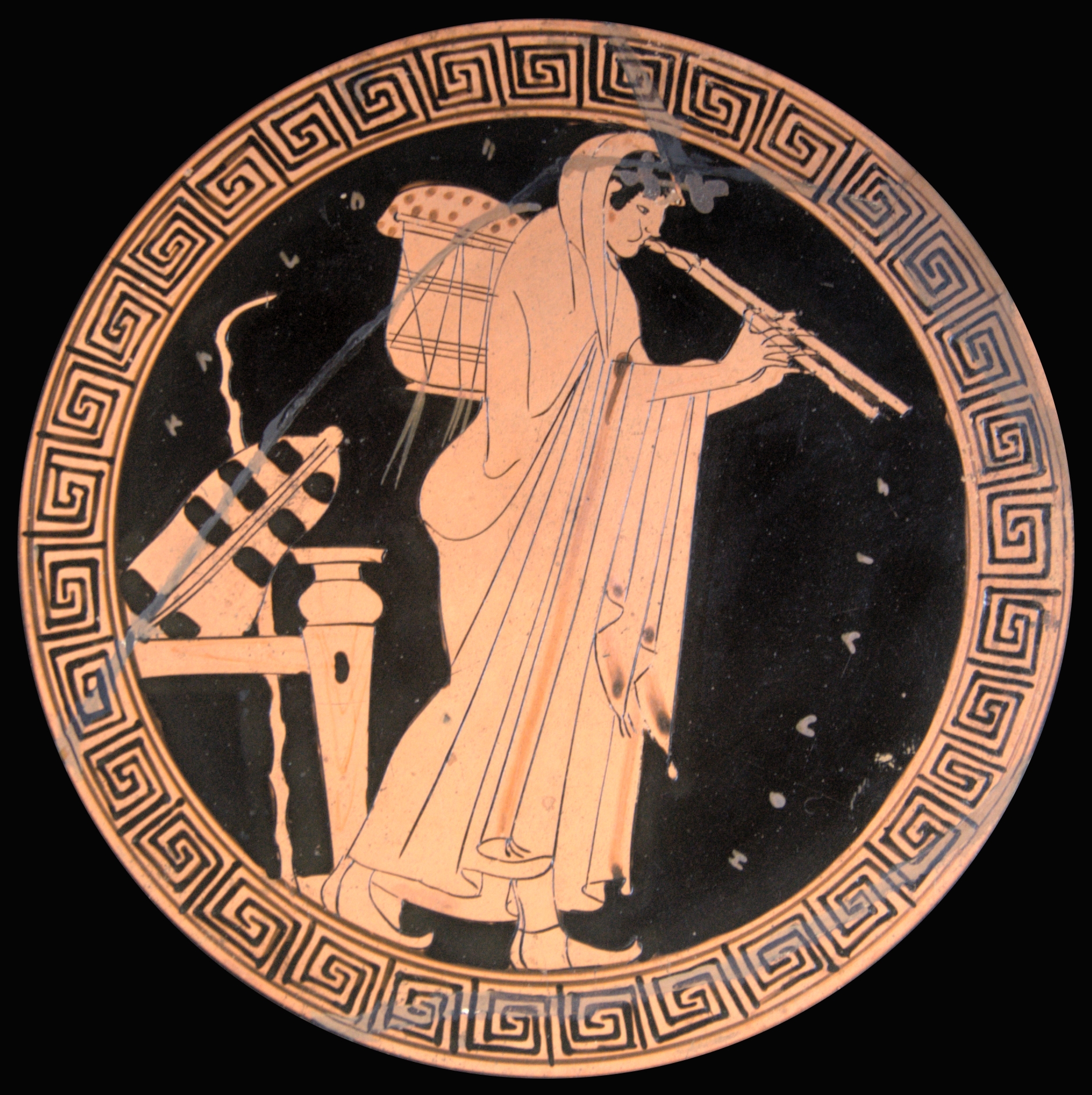 Kylix attico a figure rosse del Brygos Painter ca. 490 a.C. raffigura un musico greco che suona l'aulos