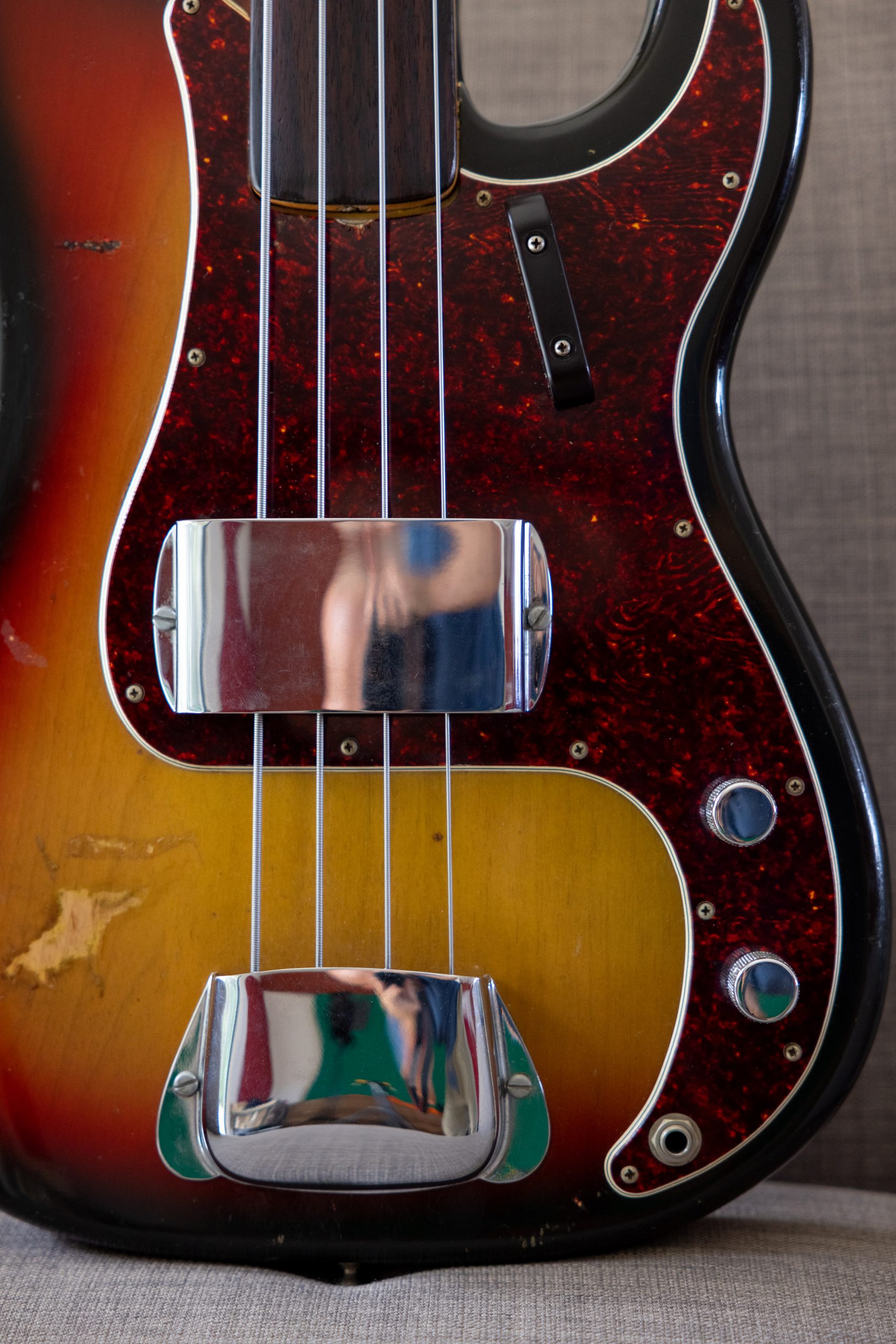 Corpo di un Fender Precision Bass del 1972, lo strumento simbolo di John Deacon