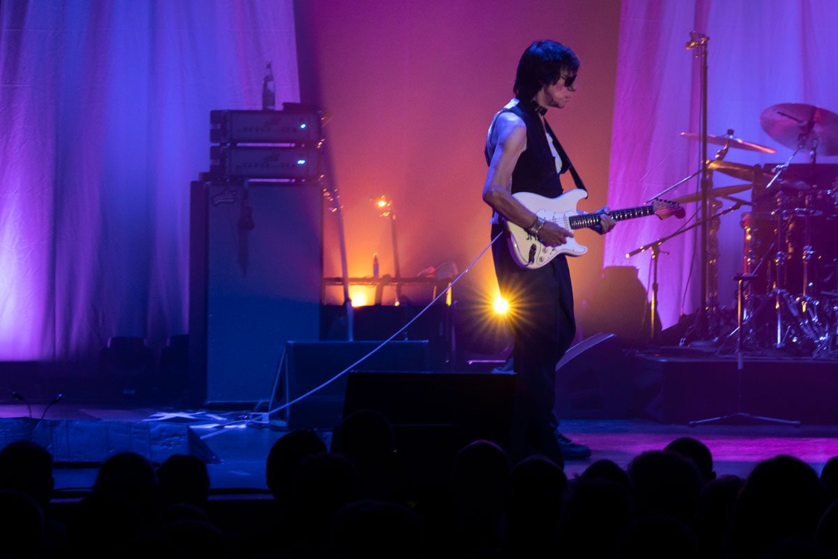 Jeff Beck dal vivo con la sua Fender Stratocaster