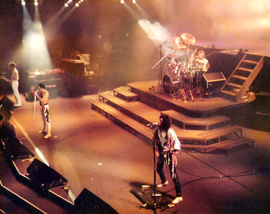 I Queen live a Francoforte nel 1984: Freddie Mercury, Brian May, Roger Taylor e John Deacon sul palco