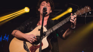 cantare e suonare la chitarra