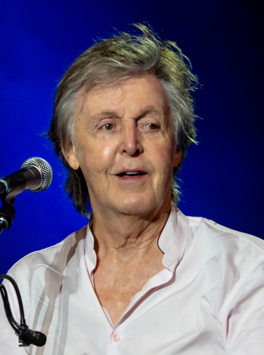 Paul McCartney dal vivo nel 2018 con il basso