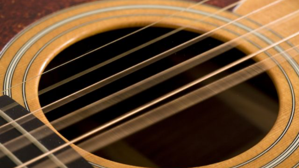 Come vibrano le corde di uno strumento musicale?