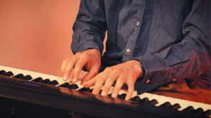 Espandere il linguaggio al pianoforte sulle tonalità minori