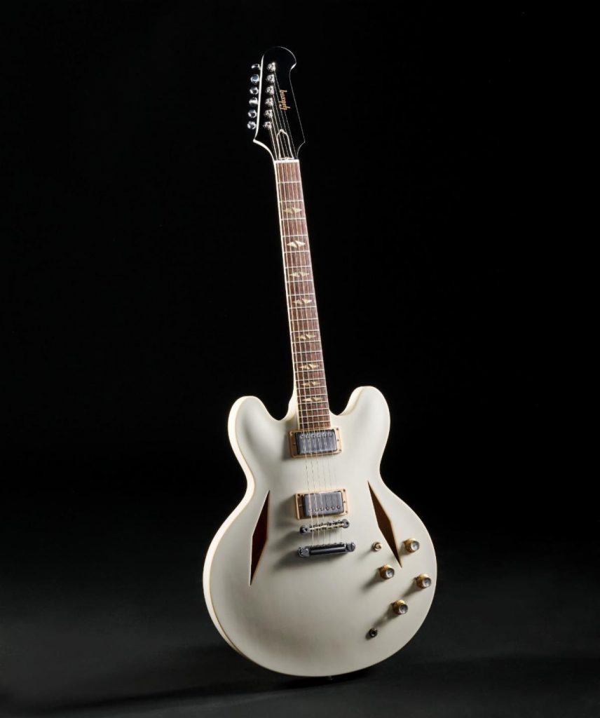 Dave Grohl firma la nuova Gibson DG-335 Alpine White