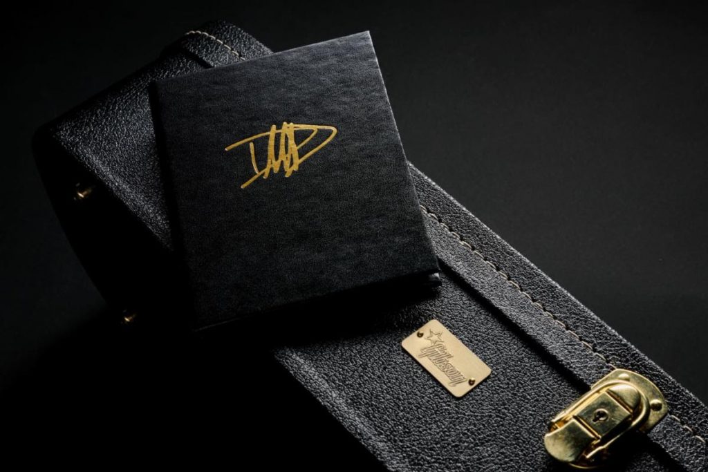 Dave Grohl firma la nuova Gibson DG-335 Alpine White