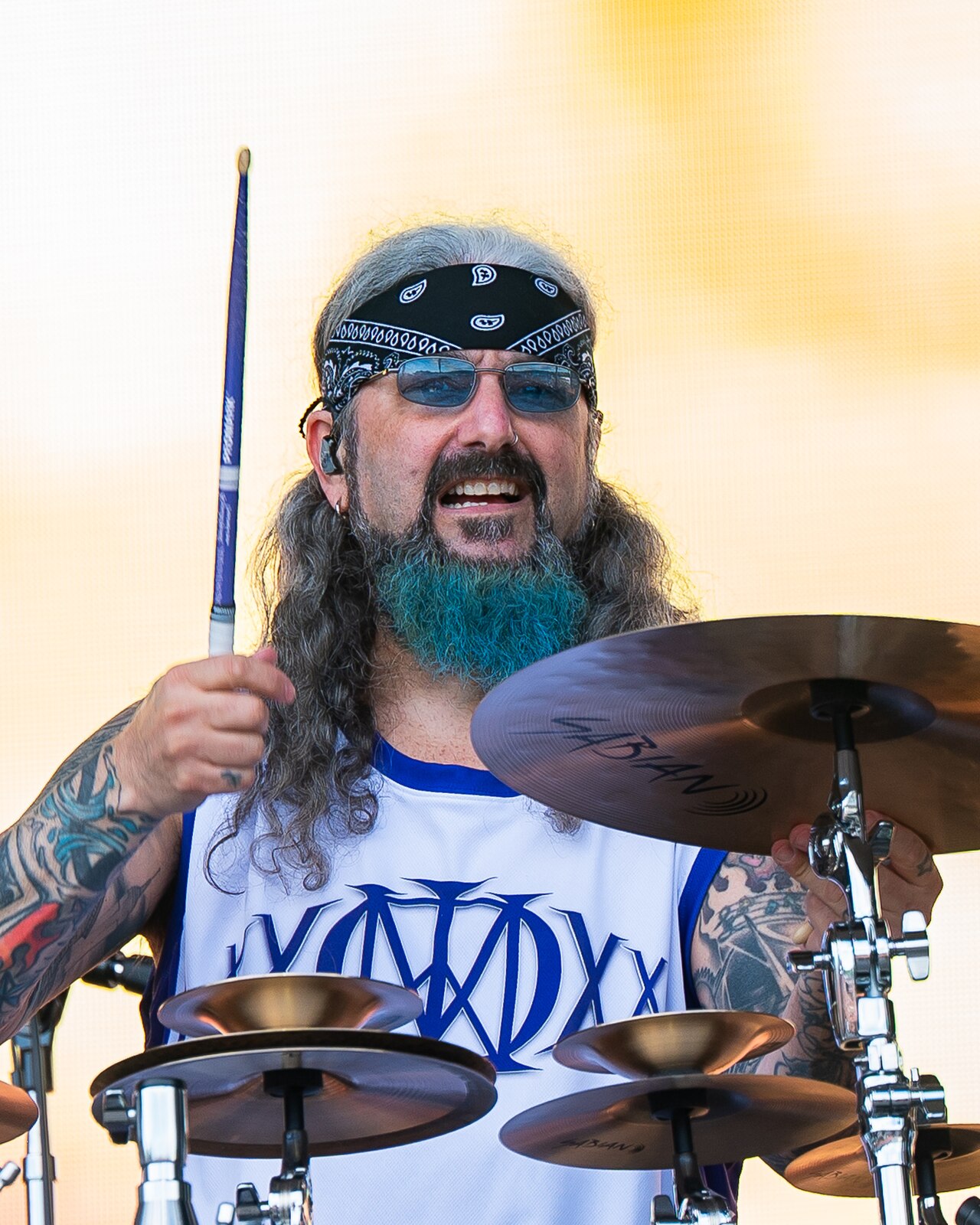 Mike Portnoy alla batteria durante il concerto Tons of Rock 2025