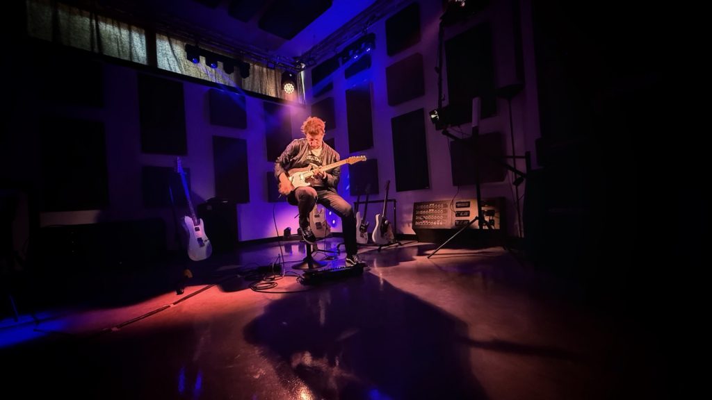 Simone Gianlorenzi suona negli studi di Musicoff