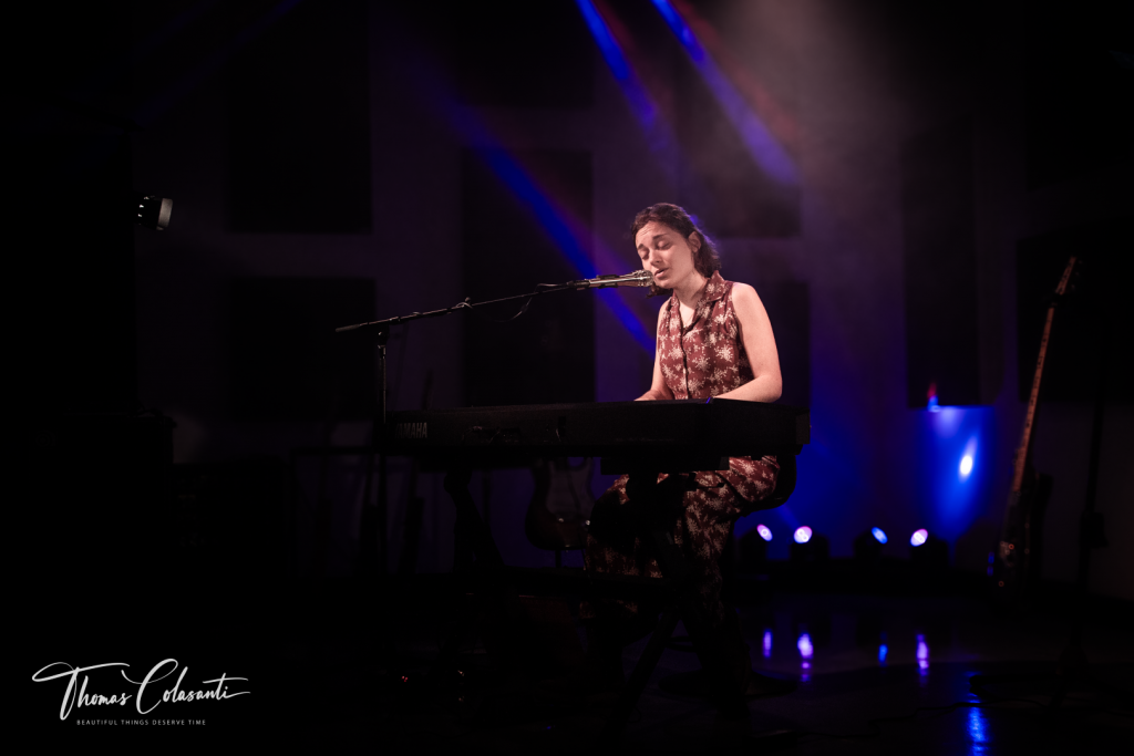 Francesca Feci: intervista e performance, la gratitudine diventa musica in Devotion