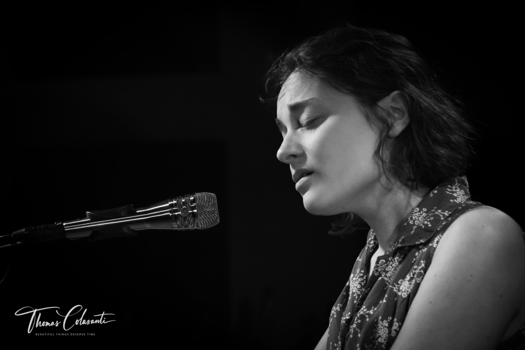 Francesca Feci: intervista e performance, la gratitudine diventa musica in Devotion