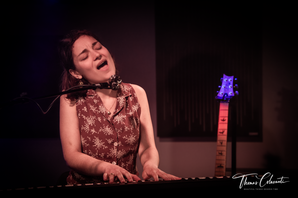 Francesca Feci: intervista e performance, la gratitudine diventa musica in Devotion