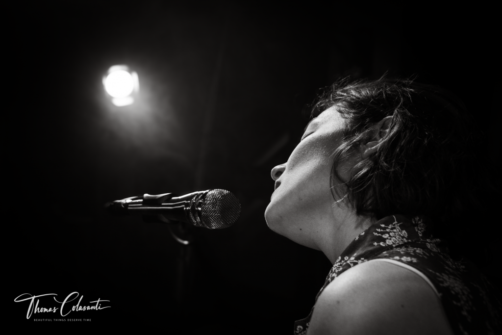 Francesca Feci: intervista e performance, la gratitudine diventa musica in Devotion