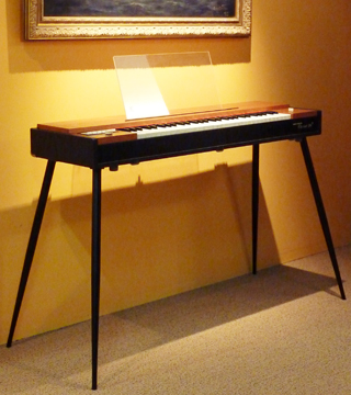 Hohner Clavinet D6, lo strumento elettromeccanico a corde simbolo del funk anni Settanta