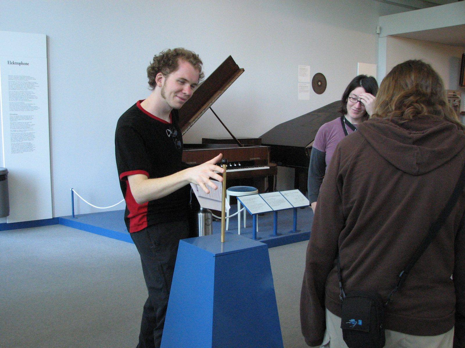 Un Theremin esposto al Deutsches Museum di Monaco, uno dei primi strumenti elettrofoni