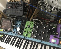 Synth semi-modulare con jack patch e manopole su un piano di lavoro, esempio di setup modulare contemporaneo