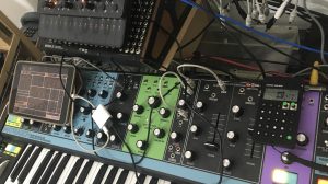 Synth semi-modulare con jack patch e manopole su un piano di lavoro, esempio di setup modulare contemporaneo