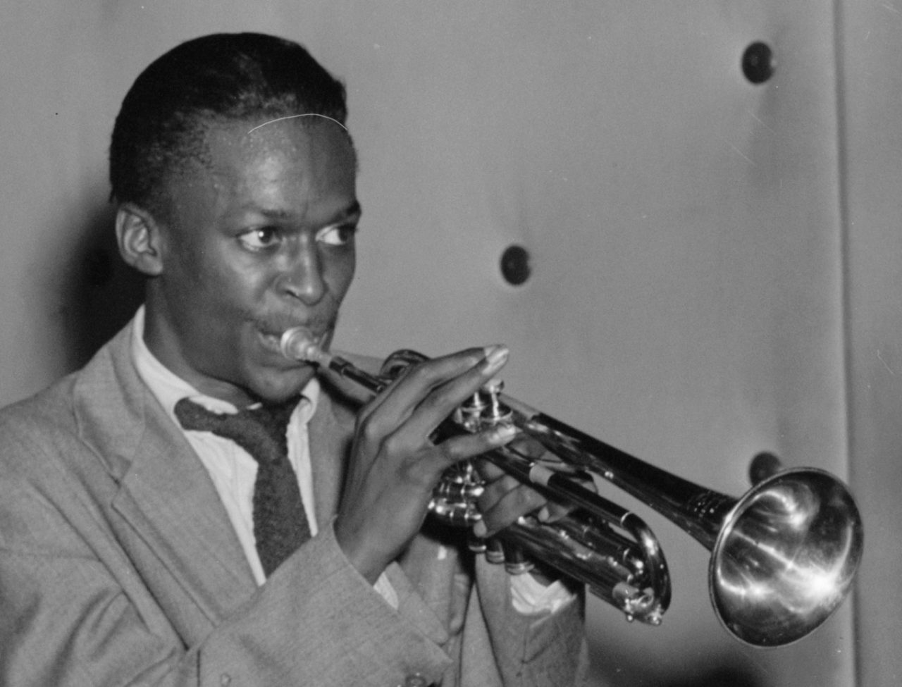 Miles Davis ventunenne con Charlie Parker, Tommy Potter, Duke Jordan e Max Roach al Three Deuces sulla 52esima strada, New York, 1947