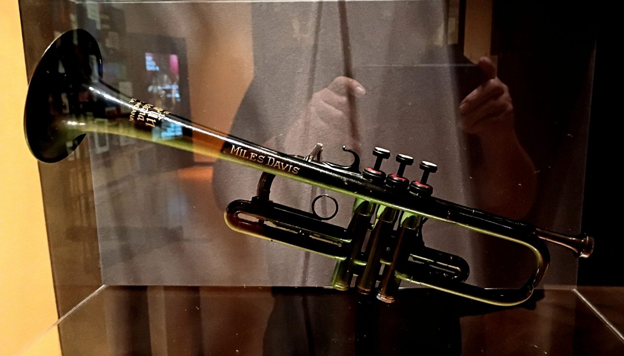 La tromba di Miles Davis esposta al Museum of the City of New York, 2025