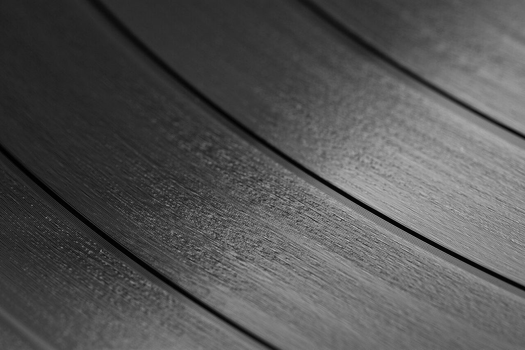 Macrofotografia dei solchi di un LP da 30 centimetri, con le spirali incise ravvicinate del microsolco
