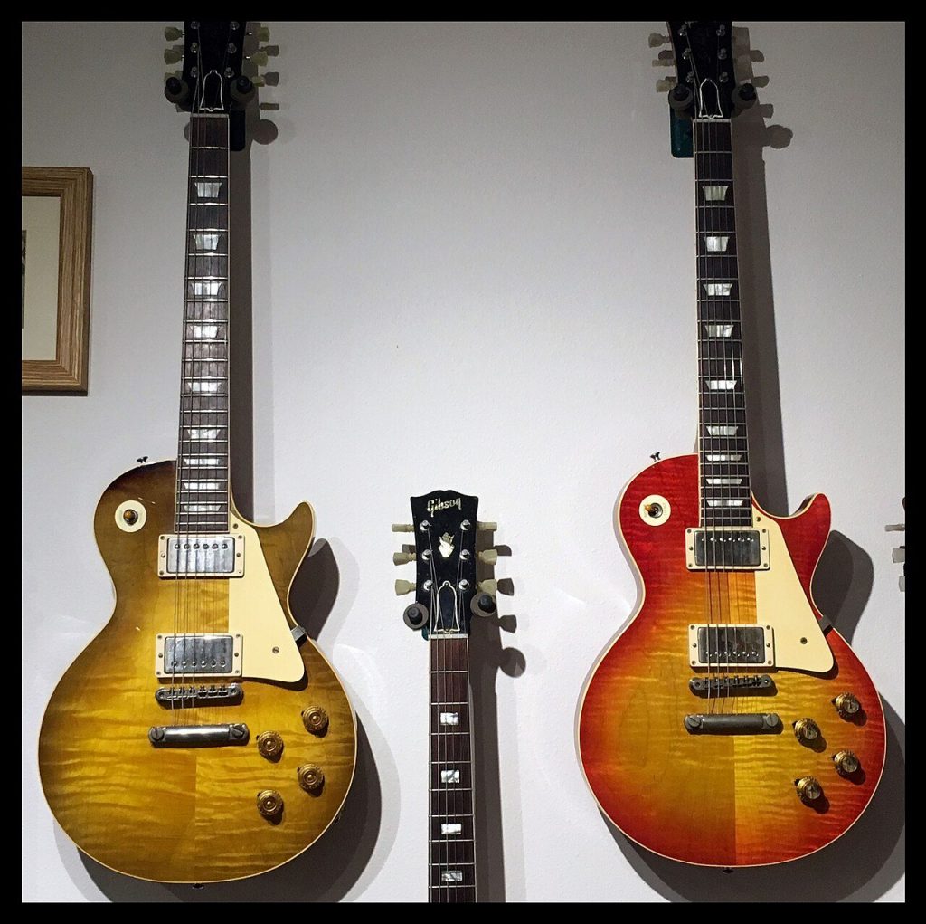 Due Gibson Les Paul Standard originali del 1959 e del 1960 affiancate in un negozio di strumenti vintage