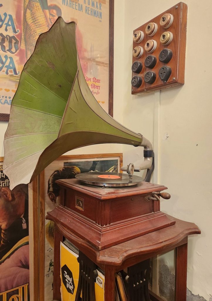 Grammofono acustico a manovella HMV con tromba metallica, braccio rigido e piatto per dischi a 78 giri